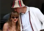 霉霉订婚后首秀甜蜜暴击！与未婚夫Travis Kelce现身NFL赛场，戴钻戒互动超甜