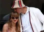 霉霉订婚后首秀甜蜜暴击！与未婚夫Travis Kelce现身NFL赛场，戴钻戒互动超甜